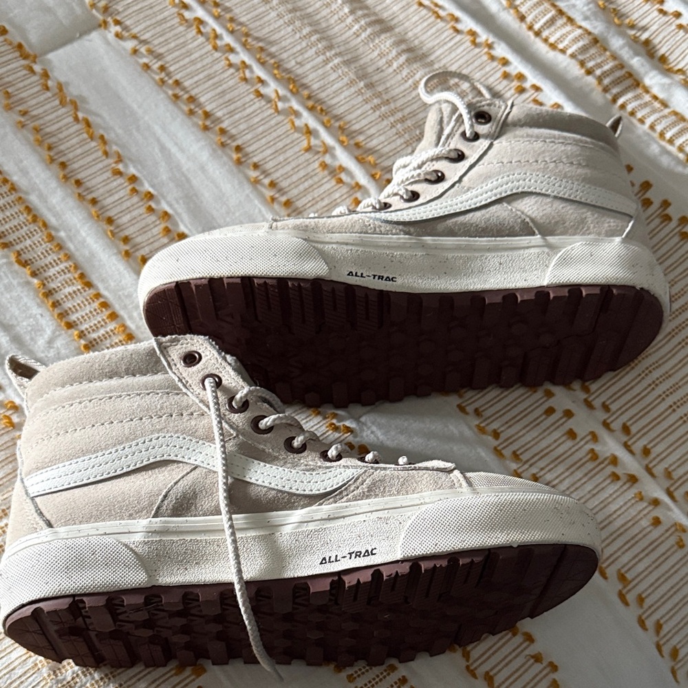Vans High-Top Winter Shoes in Cream and Brown